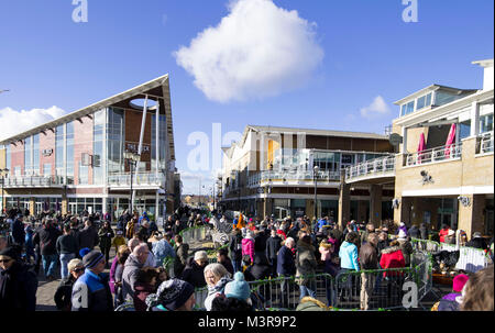 Eine allgemeine Ansicht der Mermaid Quay in Cardiff Bay an einem warmen sonnigen Tag mit blauen Himmel in Cardiff, South Wales, UK. Stockfoto