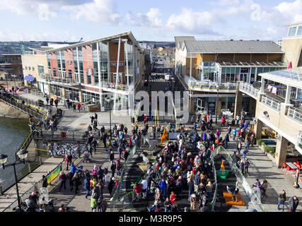 Eine allgemeine Ansicht der Mermaid Quay in Cardiff Bay an einem warmen sonnigen Tag mit blauen Himmel in Cardiff, South Wales, UK. Stockfoto