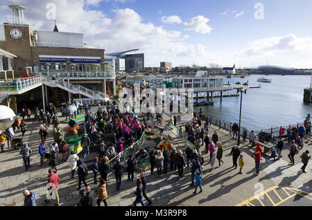 Eine allgemeine Ansicht der Mermaid Quay in Cardiff Bay an einem warmen sonnigen Tag mit blauen Himmel in Cardiff, South Wales, UK. Stockfoto