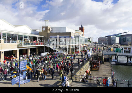 Eine allgemeine Ansicht der Mermaid Quay in Cardiff Bay an einem warmen sonnigen Tag mit blauen Himmel in Cardiff, South Wales, UK. Stockfoto