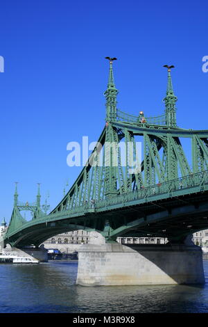 Liberty Brücke über die Donau in Richtung Pest von Buda, Budapest, Ungarn suchen Stockfoto
