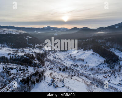 Luftaufnahme von Winter Wald im Schnee bedeckt. drone Fotografie - Panoramic Image Stockfoto