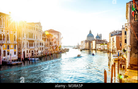 Blick von der Accademia Brücke über den Canal Grande in Venedig Stockfoto