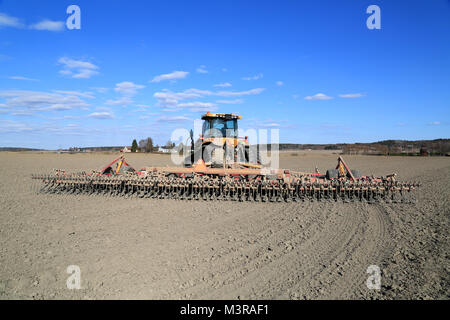 SALO, Finnland - 19 April, 2014: potila Maxer 10000 Saatbeet Kultivator und Caterpillar Challenger MT765c Raupenschlepper. Potila Maxer 100 Stockfoto