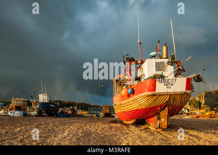 Schneeschauer über den Strand von Hastings, East Sussex, England. Stockfoto