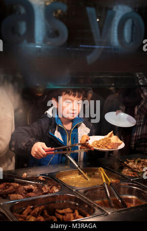 Junge helfen sich auf Chinesisch Buffet, China Town, London, UK Stockfoto