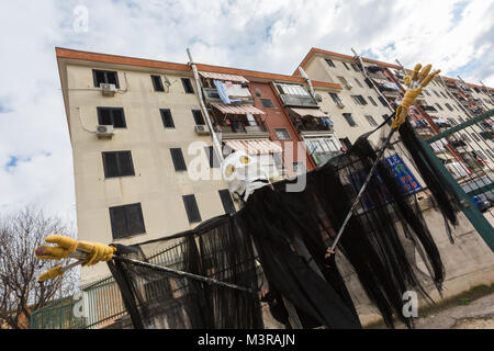 Neapel, Italien - 11. Februar 2018 - Seit 1983 in Scampia, Bezirk der nördlichen Vorort von Neapel, der gemeinnützige Kulturverein Gridas fördert den Karneval als Anlass der sozialen Beschwerde und Kritik durch die Verwendung von Masken Stockfoto