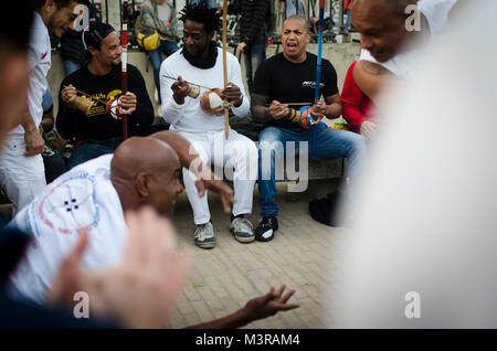 Exhibición de una Roda de Capoeira en el Parc de la Ciutadella a Cargo de varias Escuelas locales de Capoeira. Noviembre, 2017. © César Caso. Stockfoto