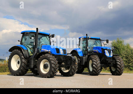 SALO, Finnland - 9 August, 2014: New Holland Landwirtschaftliche Traktoren T und 6.165 T 7.185 auf der Anzeige. New Holland feiert 50 Jahre Traktoren an Basildo Stockfoto