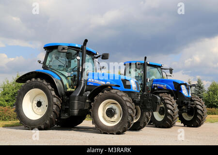 SALO, Finnland - 9 August, 2014: New Holland Landwirtschaftliche Traktoren T und 6.165 T 7.185 auf der Anzeige. New Holland feiert 50 Jahre Traktoren an Basildo Stockfoto