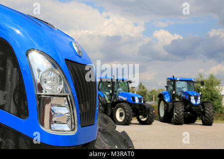 SALO, Finnland - 9 August, 2014: New Holland Landwirtschaftliche Traktoren auf dem Display. New Holland feiert 50 Jahre Traktoren in Basildon. Fokus auf den Fr Stockfoto