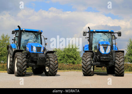 SALO, Finnland - 9 August, 2014: New Holland Landwirtschaftliche Traktoren T und 6.165 T 7.185 auf der Anzeige. New Holland feiert 50 Jahre Traktoren an Basildo Stockfoto