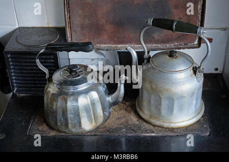 Zwei Kessel auf einer alten Ölheizung. Stockfoto