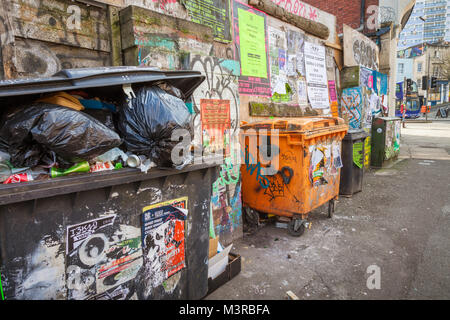 Handel watse Fächer voll Müll Müll auf der Straße, mit Grafitti uk Stockfoto