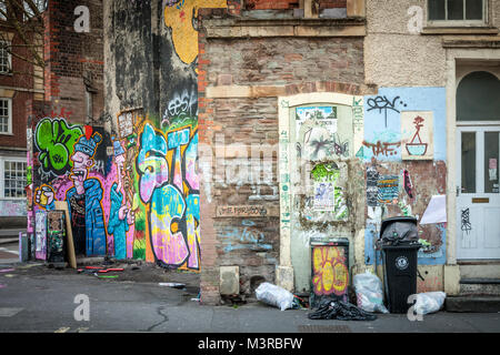 Gemalt und Graffiti an den Wänden in Stokes croft Bristol uk Stockfoto