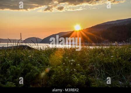 Sonnenuntergang über den Bergen in Tadoussac, Québec Stockfoto