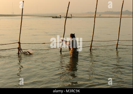 Devotees baden und feiern Maha Shivaratri am Zusammenfluss von Ganges und Yamuna Flüsse in Allahabad Stockfoto