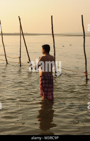 Devotees baden und feiern Maha Shivaratri am Zusammenfluss von Ganges und Yamuna Flüsse in Allahabad Stockfoto