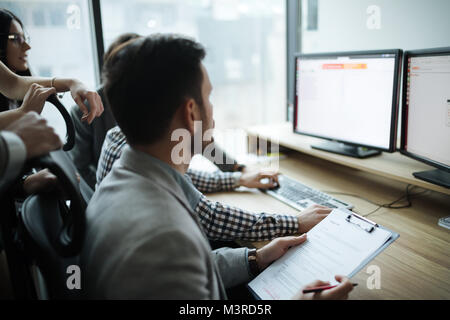 Bild von Geschäftsleuten zusammen arbeiten im Büro Stockfoto