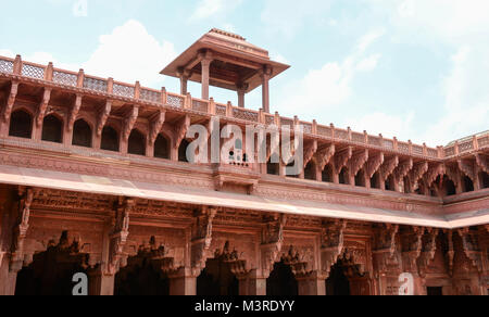 Top aus rotem Sandstein Halle in Agra Fort in Agra, Indien. Stockfoto