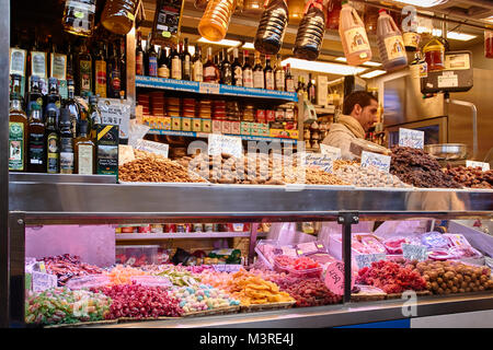 Málaga, Atarazanas Market Hall, Süßigkeiten, Nüsse und andere Spezialitäten Stockfoto