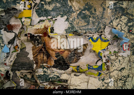 Fragmente aus verschiedenen Poster auf einer U-Bahn Station an der Wand in Brooklyn, New York. Stockfoto