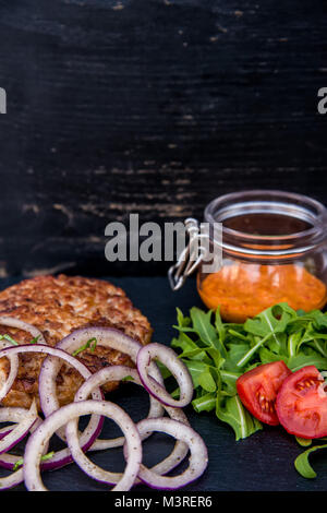 Gegrilltes Steak vom gehacktes Rindfleisch mit Gemüse Stockfoto