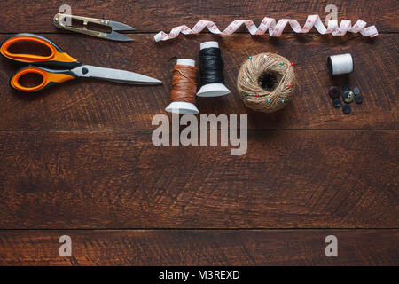 Ansicht von oben Luftbild Fashion Designer Hintergrund Konzept. Flach nähen Zubehör oder maßgeschneiderte Werkzeug Shop auf modernen, rustikalen Braun Holz- zu Hause aus Stockfoto