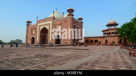 Agra, Indien - May 13, 2015. Menschen besuchen den Sandstein Palast der Taj Mahal in Agra, Indien. Stockfoto