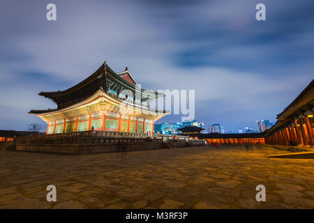 Gyeongbokgung Palast bei Nacht in Seoul, Südkorea. Stockfoto