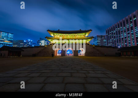 Gyeongbokgung Palast bei Nacht in Seoul, Südkorea. Stockfoto