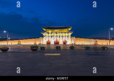 Gyeongbokgung Palast bei Nacht in Seoul, Südkorea. Stockfoto
