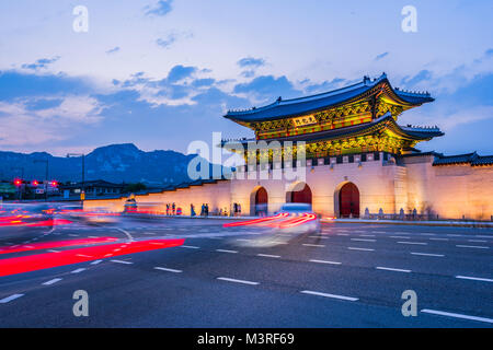 Gyeongbokgung Palast bei Nacht in Seoul, Südkorea. Stockfoto