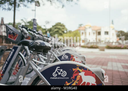 Malakka, Malaysia - Februar 03, 2018: Blick in Fahrräder mieten in Malacca Park. Zu den öffentlichen Verkehrsmitteln rund um die Stadt zu schauen Stockfoto