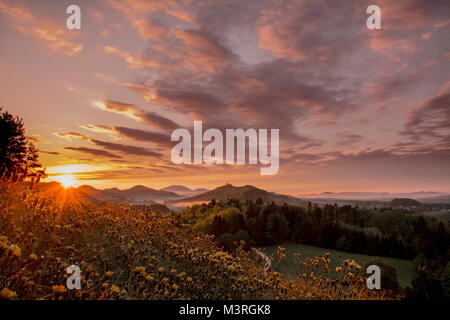 Früh am Morgen im Frühling. Es lohnt sich, früh tatsächlich zu erhalten, gerade weil diese schöne Landschaft Stockfoto