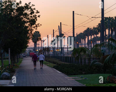 Zwei Frau zu Fuß an der Strandpromenade. San Diego, Kalifornien. Stockfoto