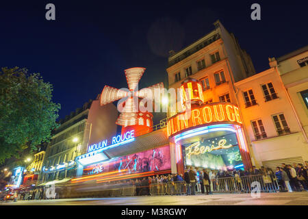 PARIS - 15. Mai: Das Moulin Rouge verschwommene Bewegung in der Nacht, am 15. Mai 2015 in Paris, Frankreich. Moulin Rouge ist ein berühmtes Kabarett im Jahre 1889 erbaut und ist in der Pariser Rotlichtviertel Pigalle entfernt. Stockfoto