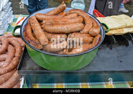 Frisch Wurst in eine Schüssel gekochten produziert und zum backen und verkaufen gekocht. Stockfoto