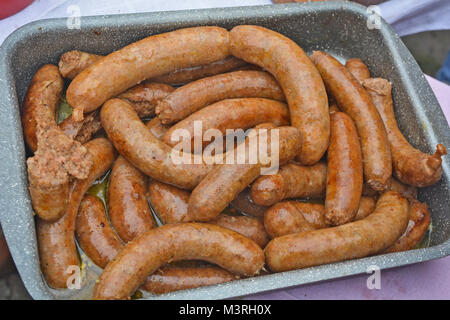 Frisch Wurst in eine Schüssel gekochten produziert und zum backen und verkaufen gekocht. Stockfoto