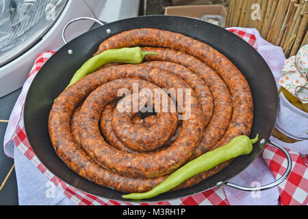 Frisch Wurst in eine Schüssel gekochten produziert und zum backen und verkaufen gekocht. Stockfoto