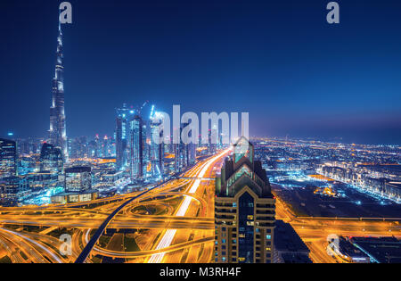 Skyline von Dubai bei Sonnenuntergang mit schönen Stadtzentrum Lichter und Straßenverkehr, Dubai, Vereinigte Arabische Emirate Stockfoto