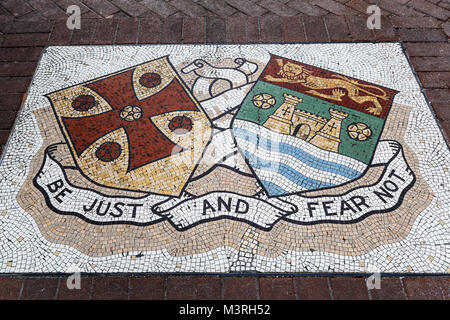 "Gerade Sein und fürchte dich nicht", "Carlisle motto, Eintritt zum tullie House Museum und Kunstgalerie, Carlisle, Cumbria, England, Vereinigtes Königreich Stockfoto