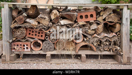 Insekt Hotel aus Protokollen, Ziegel und anderen Recyclingmaterialien, Killerton, Devon. Stockfoto