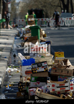 PARIS FRANKREICH - Paris - Montparnasse Viertel ENDE DER MARKTÜBLICHEN REINIGUNG ZEIT MIT LEEREN OBST UND GEMÜSE KÄSTCHEN LINKS AUF DEM BÜRGERSTEIG © F. BEAUMONT Stockfoto