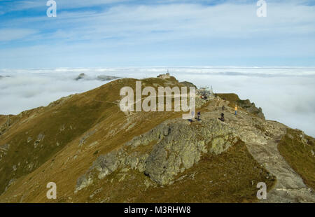 Polnisch Tatry Tatra, Herbst Blick vom Berg, die sehkraft über die Linie von Wolken. Stockfoto