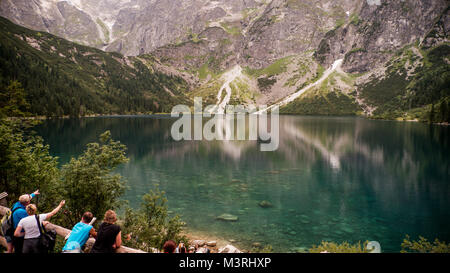 Polnisch Tatry Tatra, kristallklarem Wasser See/Teich im Tal an sonnigen Herbsttag. Wasser Reflexionen, Berg und Himmel spiegeln. Stockfoto