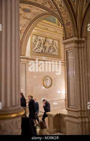 Wien, ÖSTERREICH - Februar, 2018: Innenraum der Wiener Staatsoper mit prächtigen Treppe im Eingangsbereich. Stockfoto