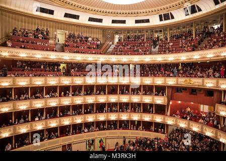 Wien, ÖSTERREICH - Februar, 2018: Innenraum der Wiener Staatsoper Auditorium mit Publikum bereit für die Leistung. Stockfoto