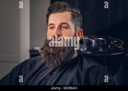 Gut aussehender bärtiger Mann im barbershop. Stockfoto