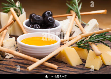 Restaurant Dish - Käse aus verschiedenen Arten von Käse mit Honig und Oliven in Scheiben geschnitten Stockfoto